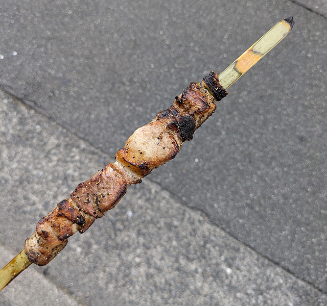 酒まつり 山田牧場 肉の串焼き ぱくり