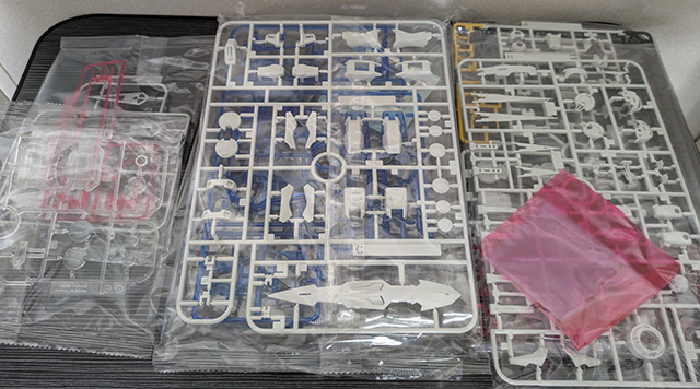 ガンプラ MG ガンダムエクシア ソリッドクリア 中身