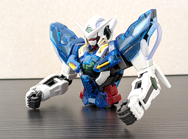ガンプラ MG ガンダムエクシア ソリッドクリア 上半身 斜め 自立
