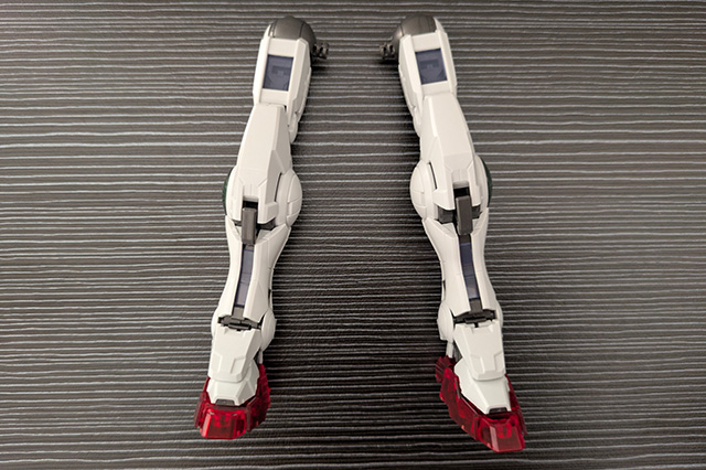 ガンプラ MG ガンダムエクシア ソリッドクリア 脚部 正面