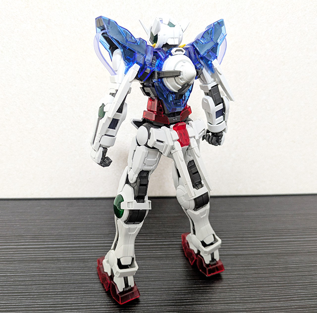 ガンプラ MG ガンダムエクシア ソリッドクリア 直立 背面 GNドライヴ
