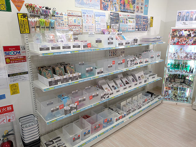 ランモバ コラボ カラオケの鉄人 大阪なんば店 受付前 グッズ棚1