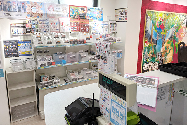 ランモバ コラボ カラオケの鉄人 大阪なんば店 受付前 グッズ棚5